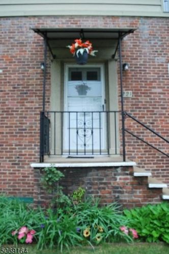 221 Burnett Ave, Maplewood NJ 07040-3234 exterior