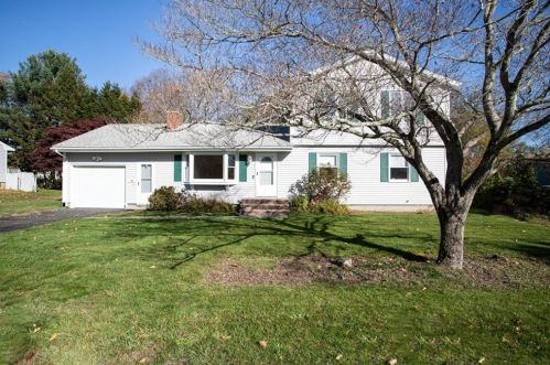 140 Montgomery St, Tiverton RI  02878-2423 exterior