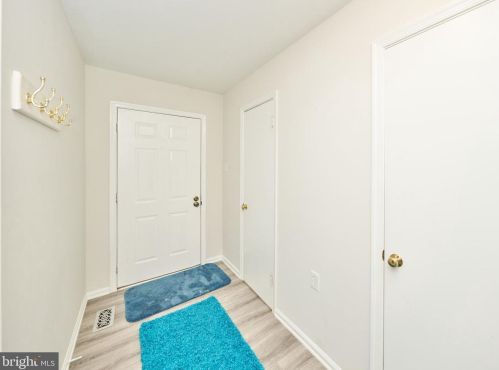 6117 Quiet Pond Ct, Springfield VA  22015-3724 exterior