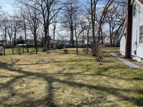 32 Bedford St, Wheatley Heights NY  11798-3904 exterior