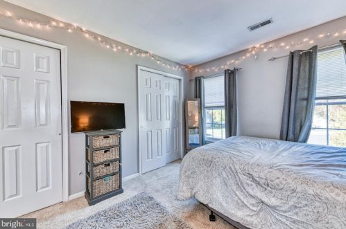 558 Cedar Holw Dr, Yardley PA exterior