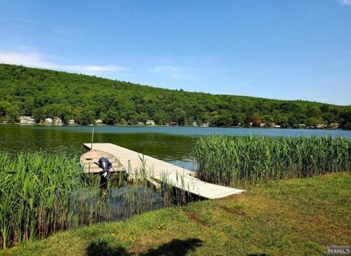 3 Willow Ln, West Milford Lakes NJ  07480-1334 exterior