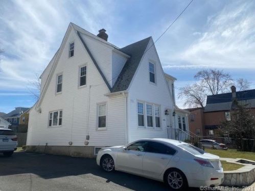 448 Wayne St, Bridgeport, CT 06606-4153
