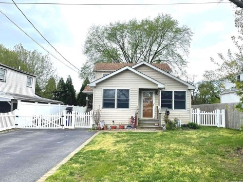 813 Centre Ave, North Lindenhurst, NY 11757-3120