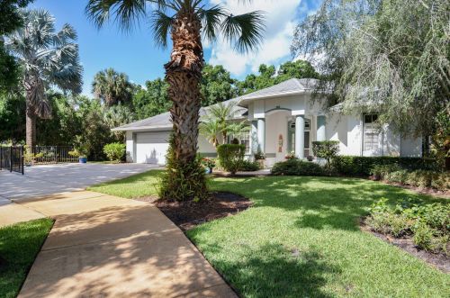 2045 27th Ave, Vero Beach FL  32960-3010 exterior