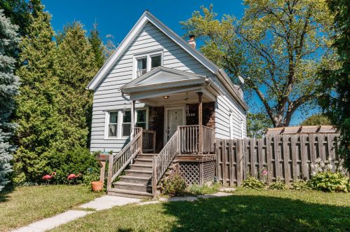 3228 9th St, Milwaukee, WI 53206-3250