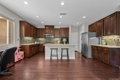28474 Incline Ln, Santa Clarita, CA 91390-5749
