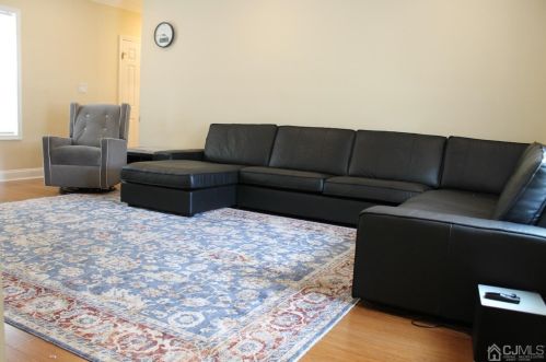 5 Independence Ct, Piscataway NJ  08854-5162 exterior