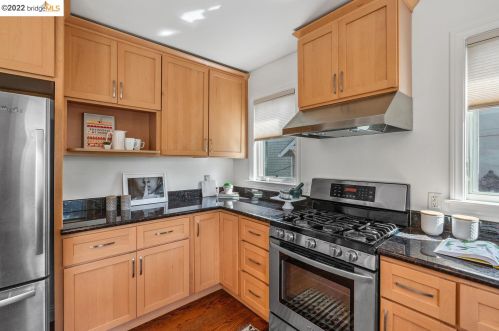 5904 Canning St, Oakland CA 94609-1306 exterior