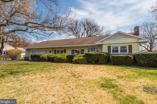 381 Belmont Rd, Lapark, PA 17562-9785