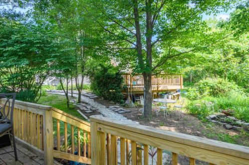 2 Richardson Dr, Derry NH  03038-4919 exterior