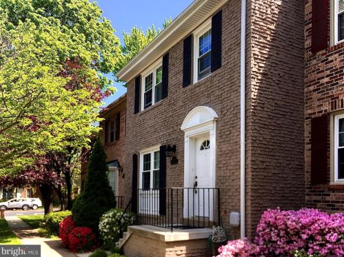 2805 Flagmaker Dr, Falls Church, VA 22042-2204