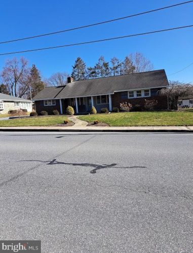 121 Martin Ave, Ephrata PA  17522-1724 exterior