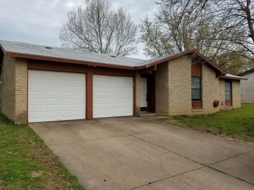 308 Carter Dr, Euless, TX 76039-3807