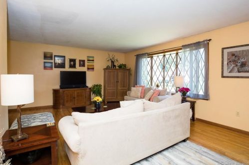 28 Sheffield Rd, North Haven, CT 06473-2841