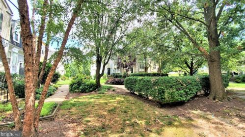 2324 Hunters Square Ct, Herndon VA  20191-2814 exterior