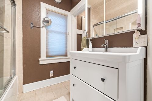 828 32, Milwaukee WI 53215-1549 exterior