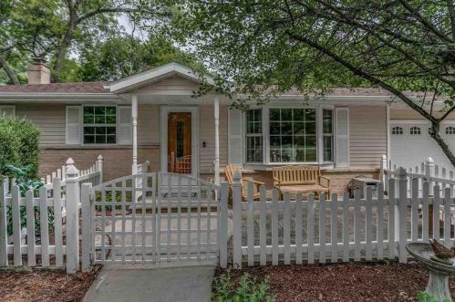 2462 Oakwood Dr, Green Bay, WI 54304-1613