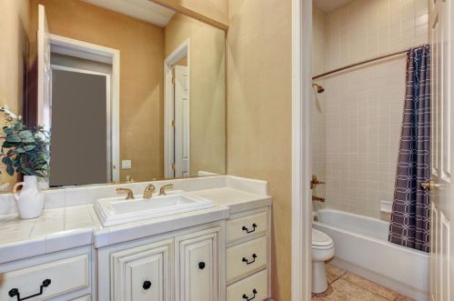 1000 Souza Dr, Folsom CA  95762-7550 exterior