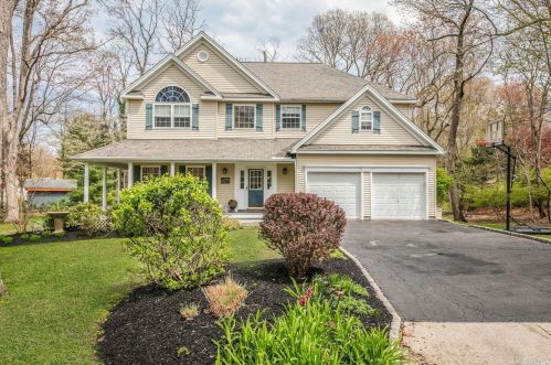 25 Munroe Ave, Mount Sinai, NY 11766-1935