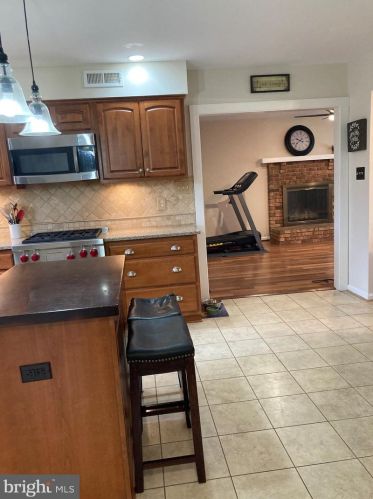 303 Orchard Cir, Hamilton VA  20158-9700 exterior
