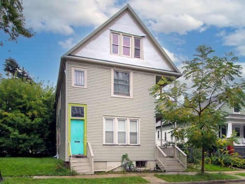 2568 Booth St, Milwaukee, WI 53212-2907