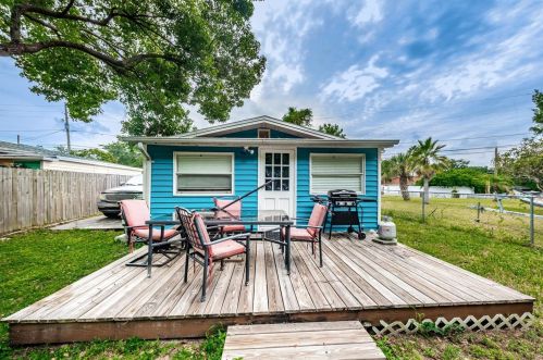 581 Dixie Hwy, Tarpon Springs FL  34689-5718 exterior