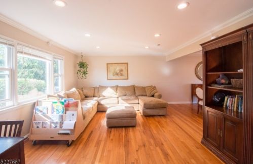 2 Kemp Dr, Springfield NJ  07081-2906 exterior