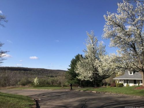 118 Oxbow Ln, Northford CT  06472-1152 exterior