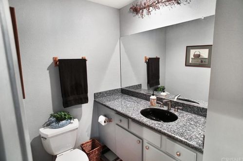 22924 White Pine Pl, Santa Clarita CA  91390-4120 exterior