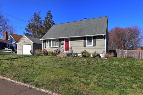 11 Pilgrim Ln, Milford, CT 06460-4314