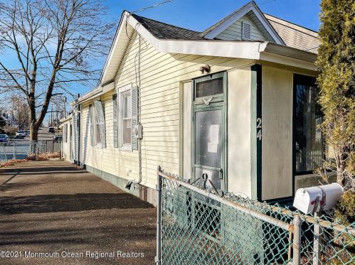 24 Albert St, Tinton Falls, NJ 07701-5667