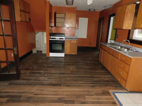 525 Superior St, Grove City, PA 16127-1141