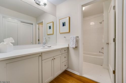 48 Cambridge Rd, Bedminster NJ  07921-1609 exterior