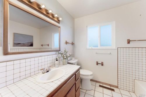 5625 Henning Rd, Sebastopol CA  95472-6332 exterior