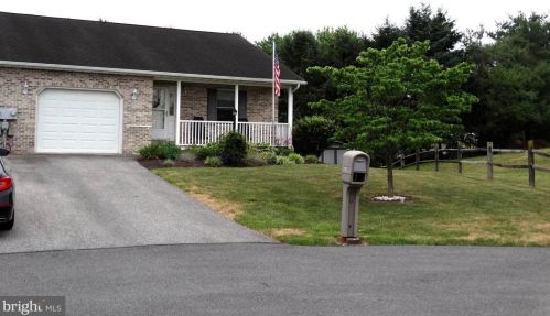 21 Holly Ct, Lees Cross Roads PA  17257-8749 exterior