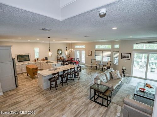 395 Live Oak Dr, Vero Beach, FL 32963-9748