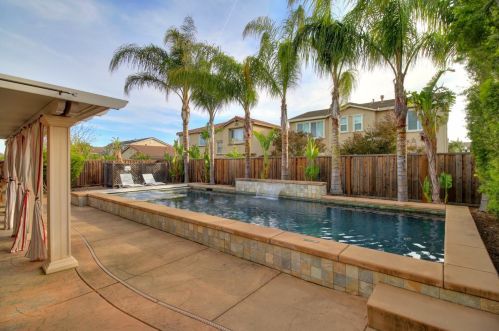 9872 Winkle Cir, Elk Grove CA  95757-6276 exterior