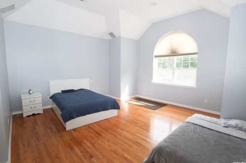 4 Sabrina Ct, Huntington Station NY  11746-4225 exterior