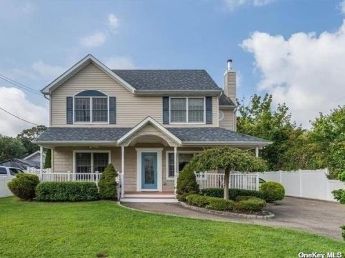 20 Academy Ln, Oakdale, NY 11769-1828