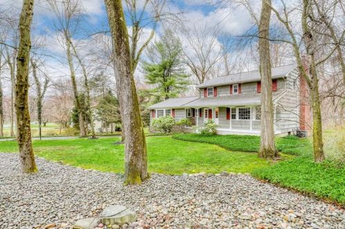 40 Mayer Dr, Airmont, NY 10901-3920
