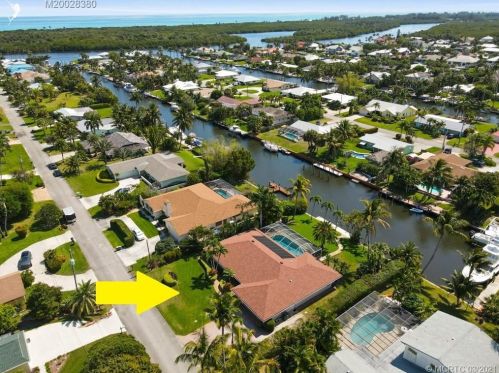 8318 Coconut St, Hobe Sound, FL 33455-2911