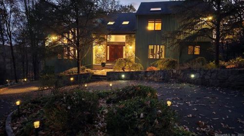 321 Blackberry Dr, Stamford CT  06903-1237 exterior