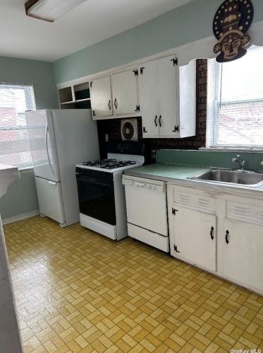 76-16 270th St, New Hyde Park NY  11040-1418 exterior