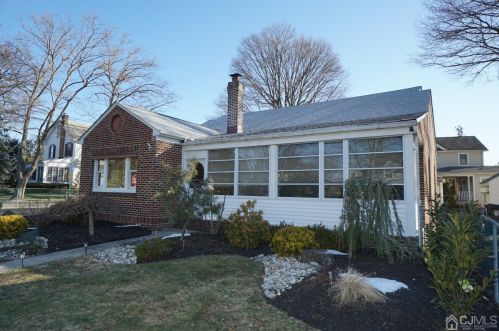 525 Francis Ave, Woodbridge, NJ 07095-2226