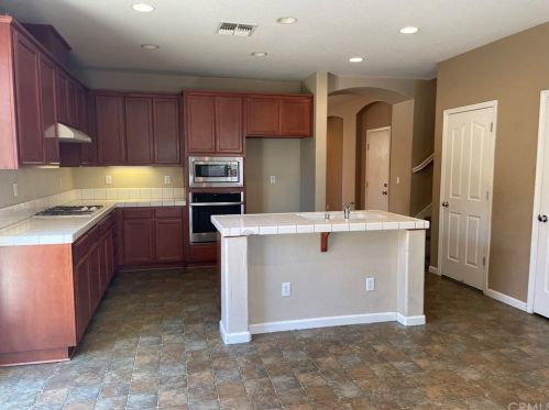 6736 Bruins Ct, Winton CA  95388-9671 exterior