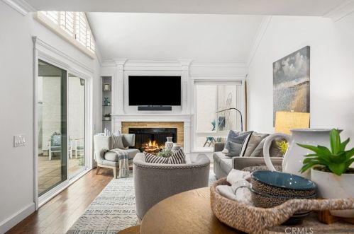 513 15th St, Huntington Beach CA  92648-4045 exterior