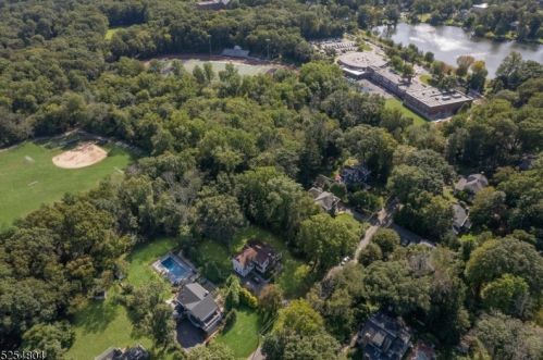 139 Kenilworth Rd, Mountain Lakes, NJ 07046-1138
