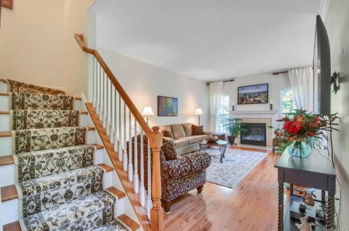 1023 Dutcher Dr, Fishkill NY  12524-4905 exterior