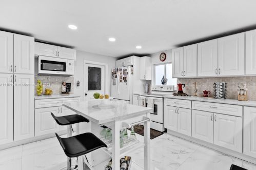 689 7th Ter, Dania Beach FL  33004-3832 exterior